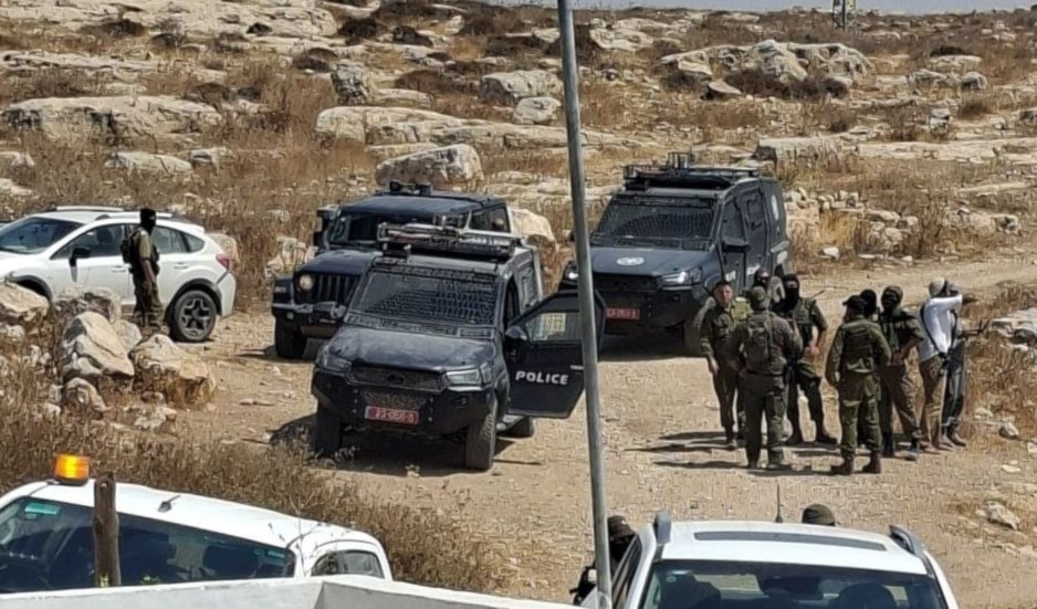 مستوطنون برفقة شرطة الاحتلال يقتحمون خربة الخرابة شرق بلدة السموع جنوب الخليل  (من الويب)