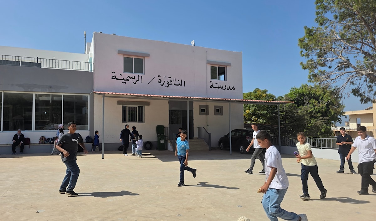أطفال يلهون في ملعب مدرسة الناقورة (أرشيف-آمال خليل)