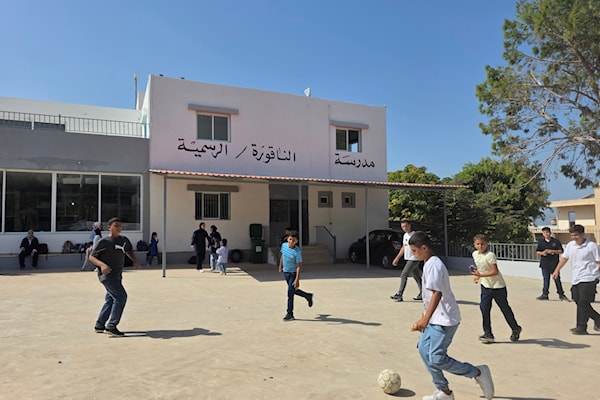 أطفال يلهون في ملعب مدرسة الناقورة (أرشيف-آمال خليل)