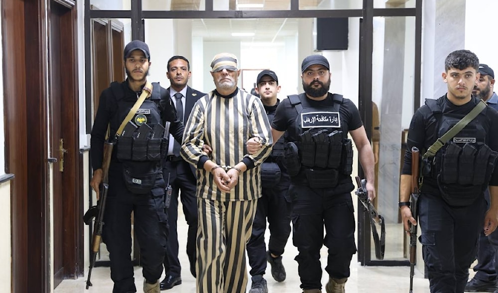 اللواء السوري المتقاعد عادل عيسى بعد تسليمه إلى دمشق (وزارة العدل السورية)