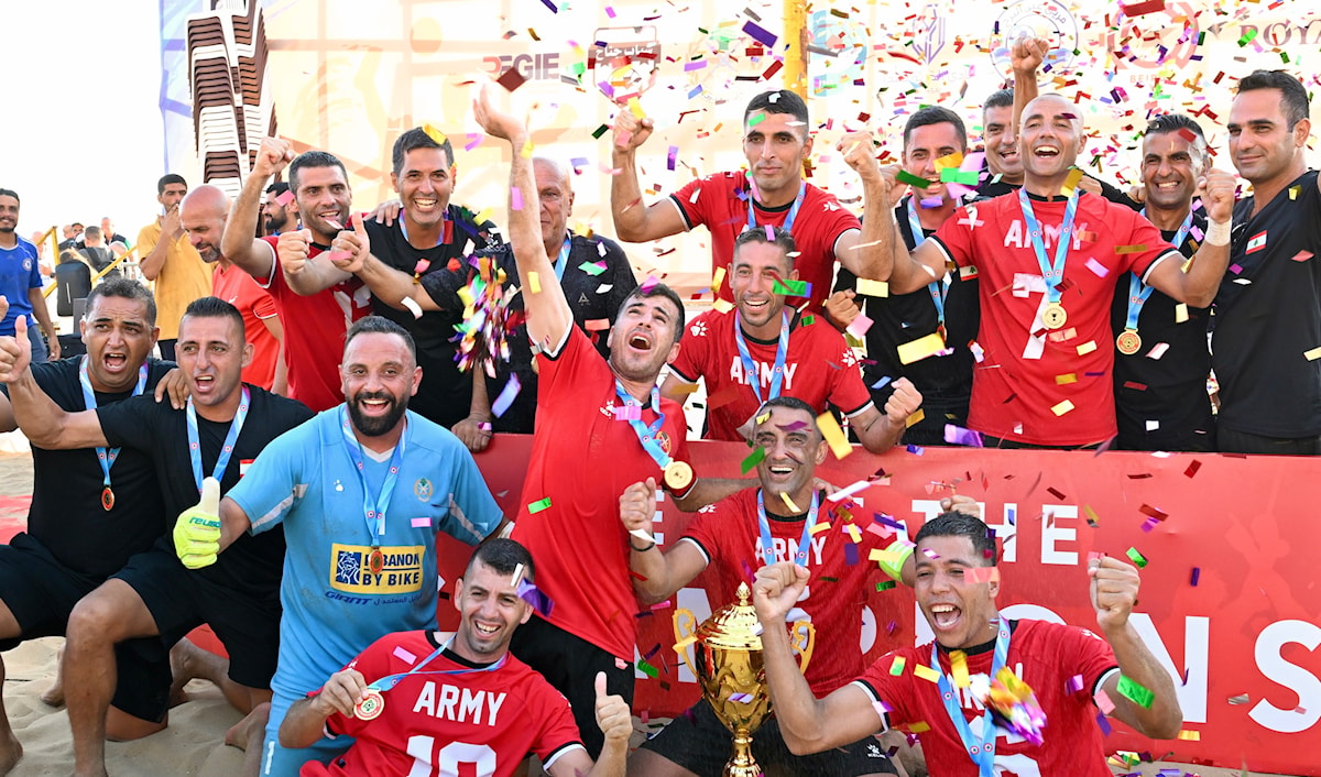 لاعبو الجيش مع كأس الدوري (طلال سلمان)