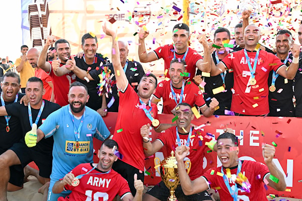 لاعبو الجيش مع كأس الدوري (طلال سلمان)