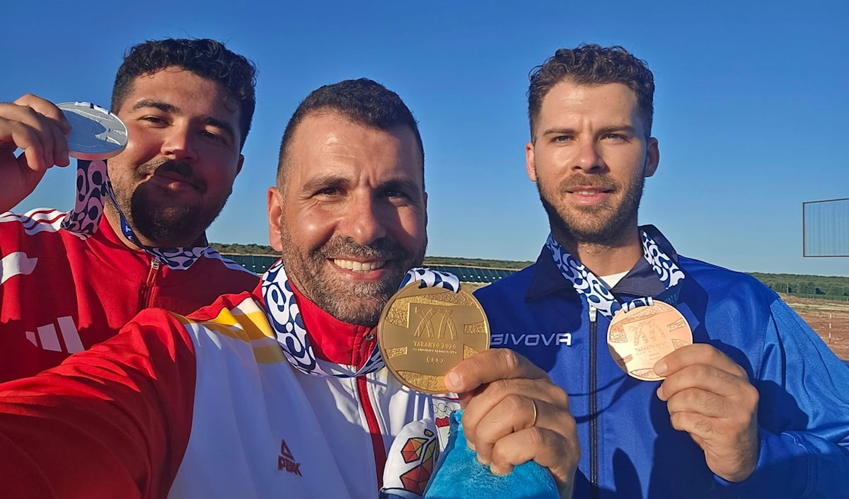 الرامي سركيس في الوسط مع ميداليته الذهبية (خاص الأخبار)
