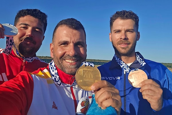 الرامي سركيس في الوسط مع ميداليته الذهبية (خاص الأخبار)