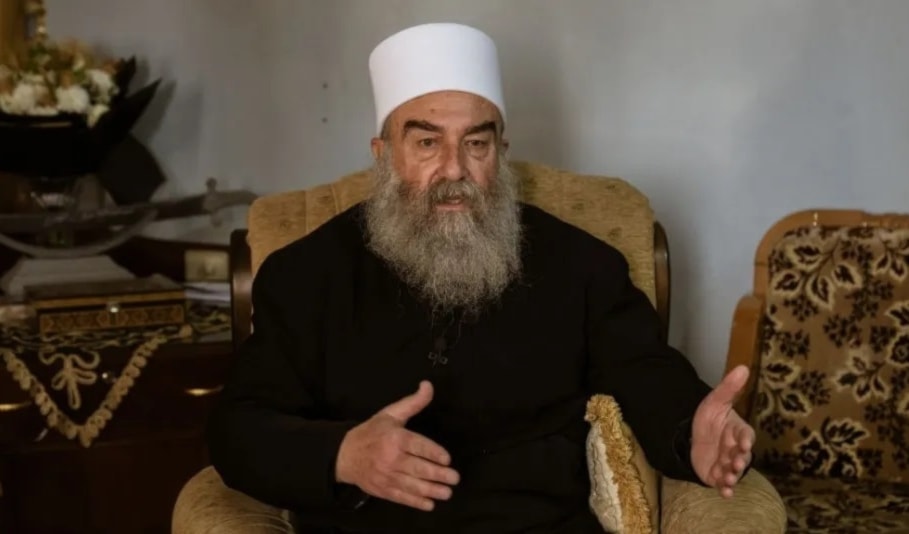 تركّز وسائل الإعلام الحكومية السورية والعربية على تظهير مواقف الهجري واختصار السويداء بها (أ ف ب)