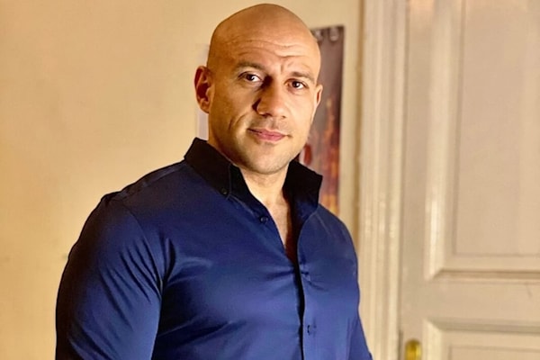 عاد أحمد مكي إلى مواقع التصوير بعد سنوات من الغياب عن شاشة السينما