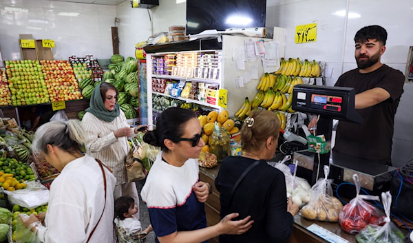 إيرانيات يتسوّقن في أحد أسواق طهران (أ ف ب)