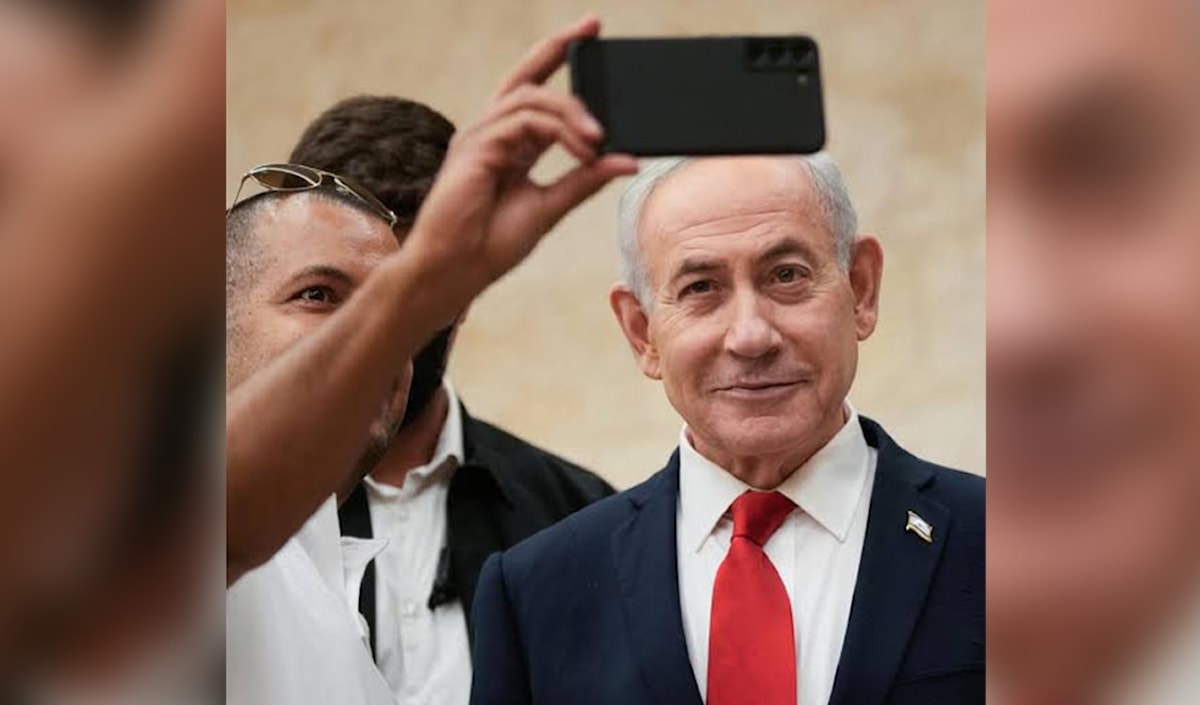 أحد أنصار نتنياهو يأخذ «سيلفي» معه أثناء انتخابات حزب «الليكود» التمهيدية في القدس المحتلة (أ ف ب)