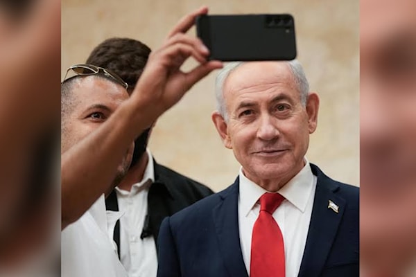 أحد أنصار نتنياهو يأخذ «سيلفي» معه أثناء انتخابات حزب «الليكود» التمهيدية في القدس المحتلة (أ ف ب)