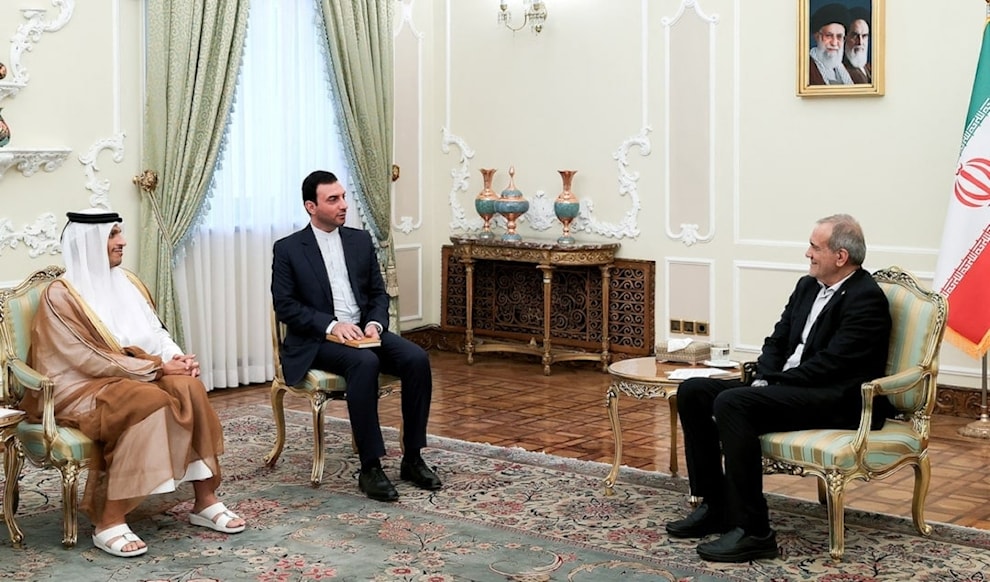حمل رئيس الوزراء القطري إلى المسؤولين الإيرانيين مقترحات تتصل بخفض التصعيد وحرية الملاحة في هرمز (رويترز)