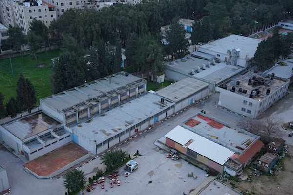 رفع جيش الاحتلال العلم الإسرائيلي على سطح معهد قلنديا (من الويب)