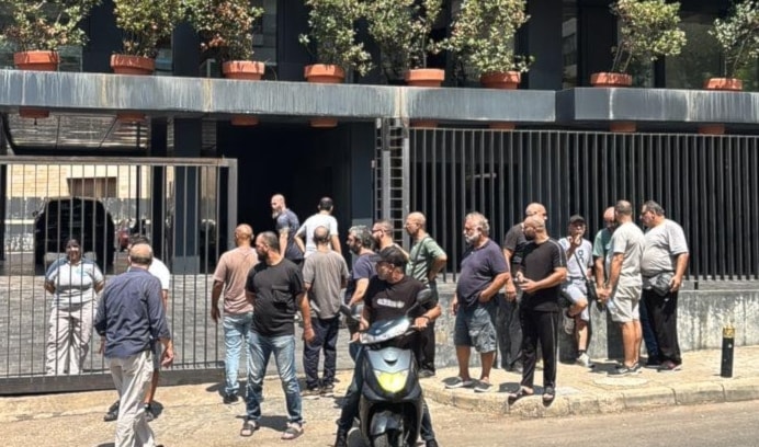 إنتقل تحرك المصروفين من أروقة المؤسسات إلى الشارع