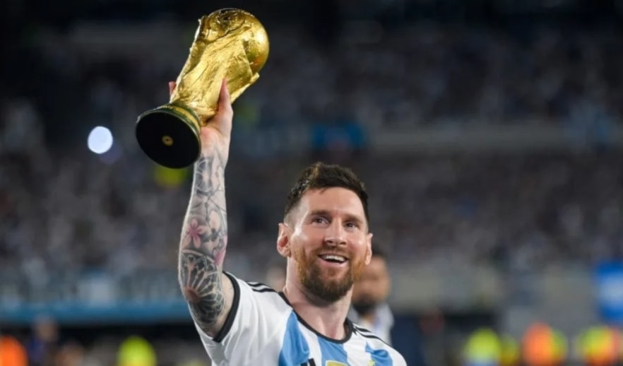 قادَ ميسي منتخب الأرجنتين للتتويج بلقب كأس العالم 2022 وكوبا أمريكا عامَي 2021 و2024.