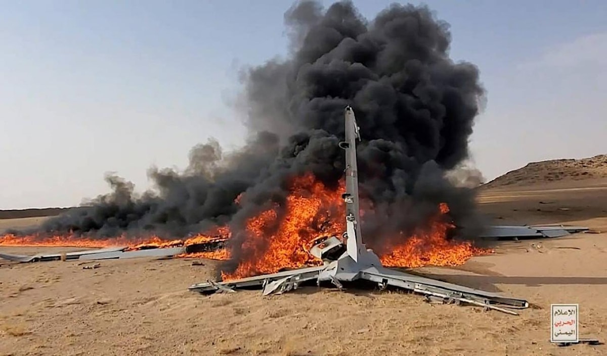 حطام طائرة مسيّرة سعودية يشتعل بعد أن أسقطها اليمنيون في محافظة الجوف (أ ف ب)