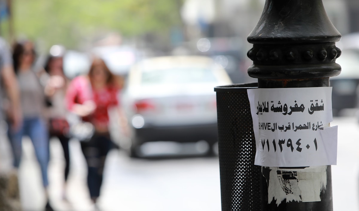 إعلان عن شقق معروضة للإيجار في شارع الحمرا في بيروت (هيثم الموسوي)