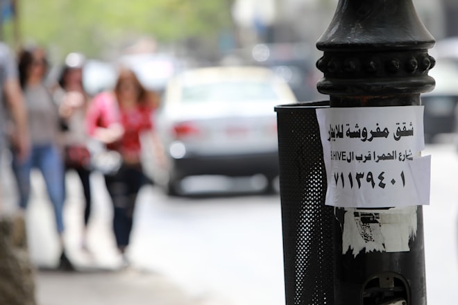 إعلان عن شقق معروضة للإيجار في شارع الحمرا في بيروت (هيثم الموسوي)