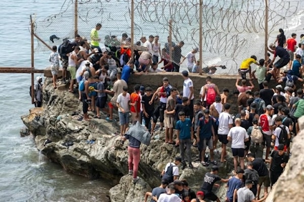 لا يزال ما ​بين 3000 ​و5000 ⁠مهاجر ⁠موجودين ​في ​سبتة وفق حاكم المدينة (من الويب)