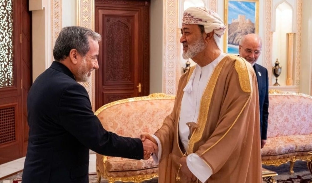 توصّلت كل من طهران ومسقط، إلى تفاهم على «الخطوط العريضة» لإعادة فتح المضيق (من الويب)
