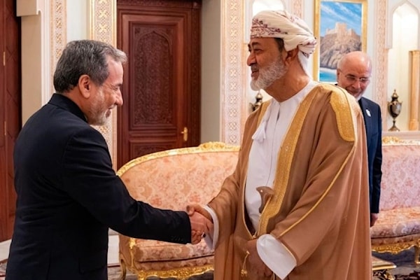 توصّلت كل من طهران ومسقط، إلى تفاهم على «الخطوط العريضة» لإعادة فتح المضيق (من الويب)