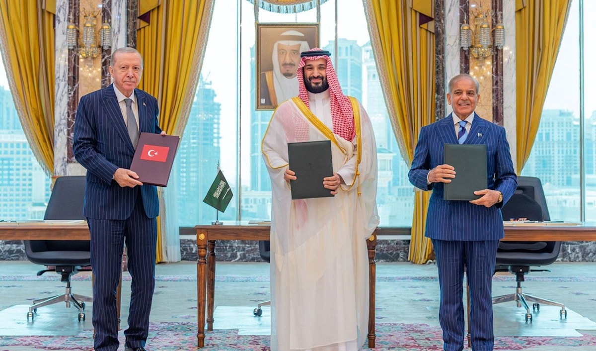 زعماء السعودية وتركيا وباكستان يحملون نسخاً من «اتفاقية مكة للدفاع المشترك» (من الويب)