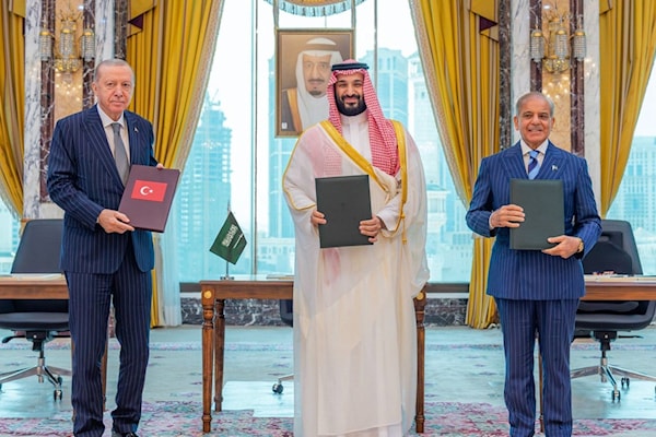 زعماء السعودية وتركيا وباكستان يحملون نسخاً من «اتفاقية مكة للدفاع المشترك» (من الويب)