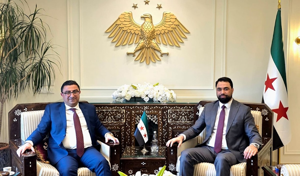 النائب العام التمييزي في لقاء مع السفير السوري داخل السفارة السورية في بيروت (أكس)