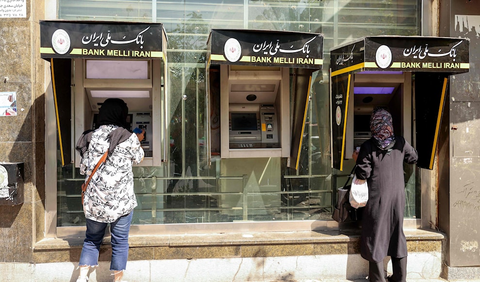 أبدى البنك المركزي الإيراني استعداده لضخ ما يصل إلى ملياري دولار في سوق الصرف الأجنبي (أ ف ب)