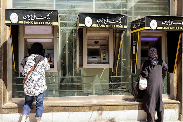 أبدى البنك المركزي الإيراني استعداده لضخ ما يصل إلى ملياري دولار في سوق الصرف الأجنبي (أ ف ب)