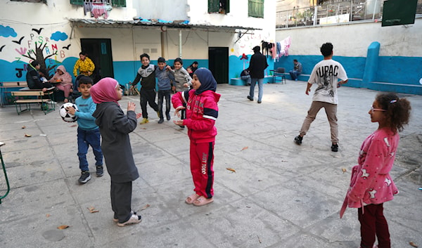 أطفال يلهون في باحة مدرسة مستخدمة كمركز نزوح (مروان بو حيدر)