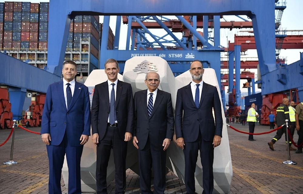 من اليمين: وزير الأشغال - رئيس الحكومة - الرئيس التنفيذي لشركة CMA CGM - رئيس مجلس إدارة واستثمار مرفأ بيروت (رئاسة الحكومة)