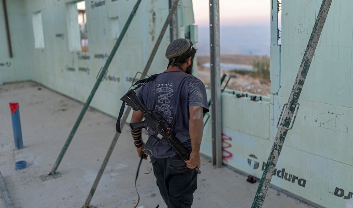 شريحة كبيرة من المستوطنين ترى في إيذاء الفلسطينيين جسدياً ومادياً، مهمة مقدّسة (أ ف ب)