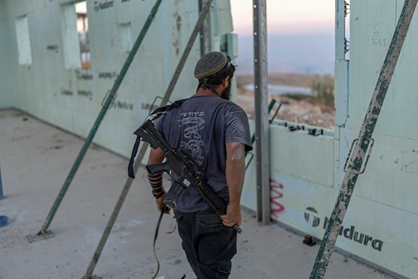 شريحة كبيرة من المستوطنين ترى في إيذاء الفلسطينيين جسدياً ومادياً، مهمة مقدّسة (أ ف ب)