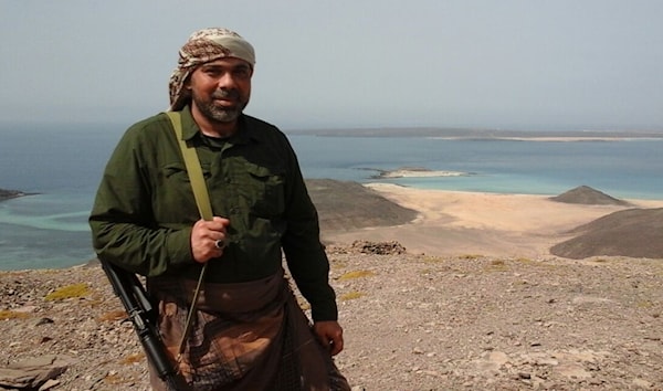 الشهيد هيثم الطبطبائي (أبو علي) عند سواحل اليمن اثناء عمله الى جانب «انصار الله» قبل عشر سنوات  (خاص الاخبار)