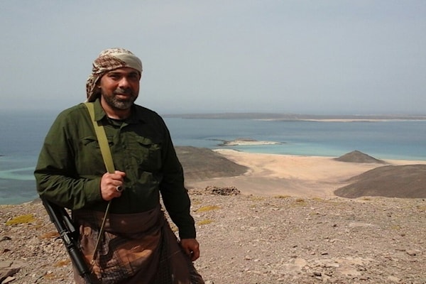 الشهيد هيثم الطبطبائي (أبو علي) عند سواحل اليمن اثناء عمله الى جانب «انصار الله» قبل عشر سنوات  (خاص الاخبار)