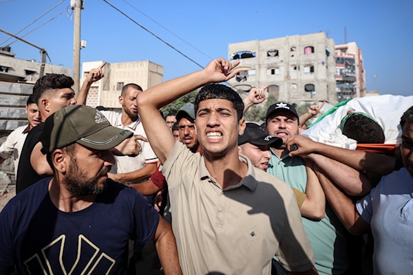تشييع عضو المجلس العسكري في «كتائب القسام» أحمد البطش في غزة أمس (من الويب)