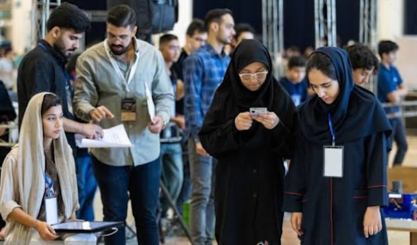 طلبة إيرانيون يتنافسون في مشاريع الروبوت خلال حدث أقيم في مسجد «المصلى» في طهران (أ ف ب)