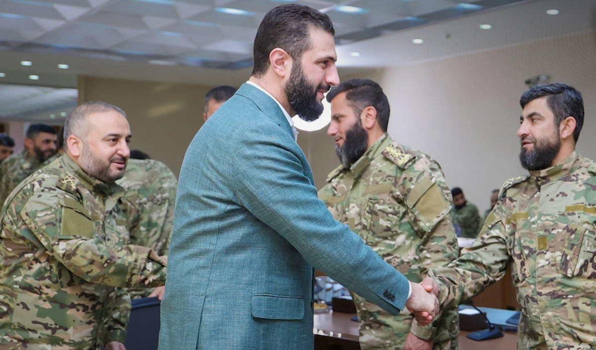 أحمد الشرع خلال اجتماع مع وزير الدفاع وقادة عسكريين سوريين (سانا)