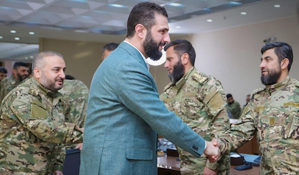 أحمد الشرع خلال اجتماع مع وزير الدفاع وقادة عسكريين سوريين (سانا)