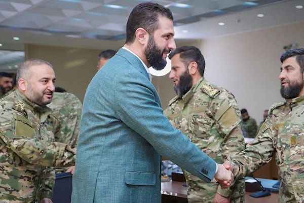 أحمد الشرع خلال اجتماع مع وزير الدفاع وقادة عسكريين سوريين (سانا)