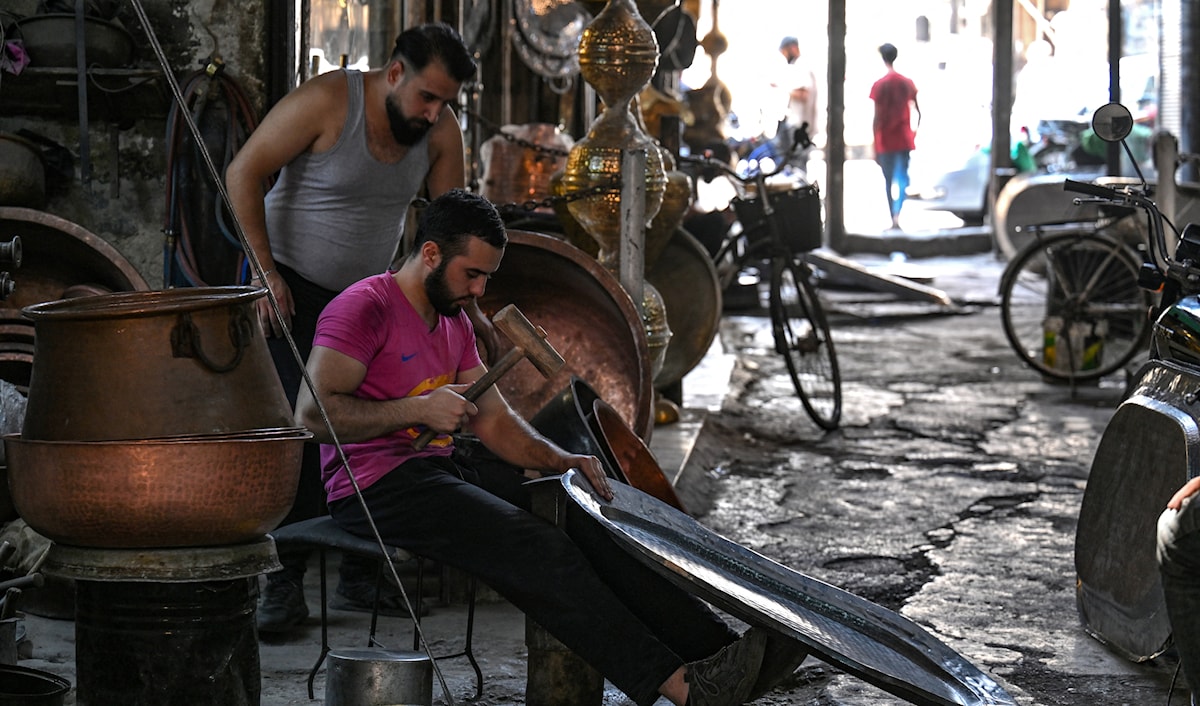 الزيادات في الحد الأدنى للأجور بقيت أقلّ من الارتفاع المتراكم في تكاليف المعيشة (أ ف ب)