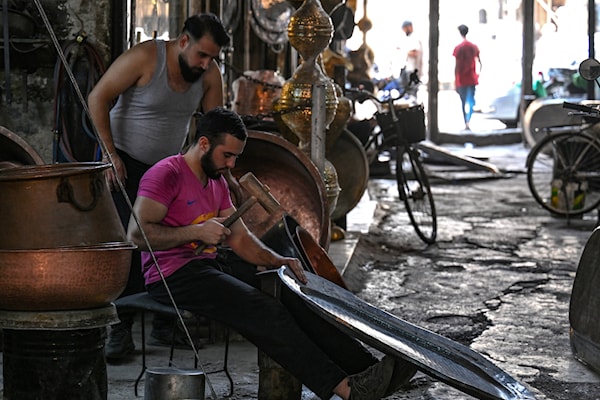 الزيادات في الحد الأدنى للأجور بقيت أقلّ من الارتفاع المتراكم في تكاليف المعيشة (أ ف ب)