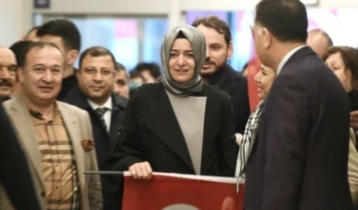 الوزيرة السابقة فاطمة بتول صايان قايا تتحدّث للصحافيين بعد تقديم استقالتها (أ ف ب)