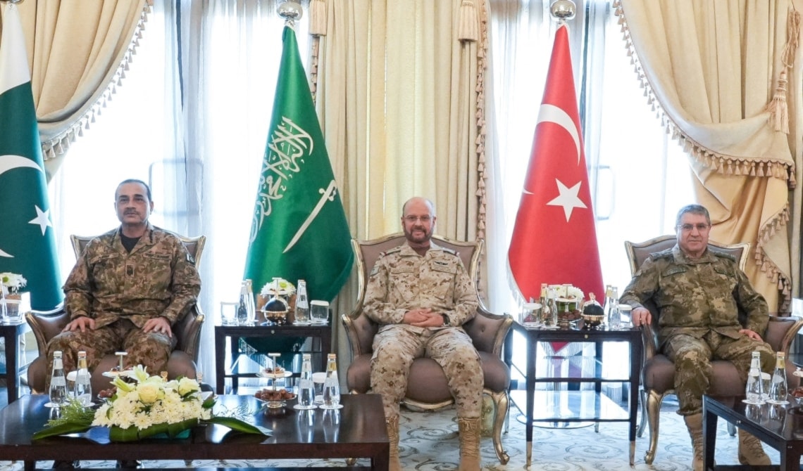 قادة جيوش دول «حلف مكة» الثلاث، السعودية، وباكستان، وتركيا، خلال اجتماع في الرياض (أ ف ب)