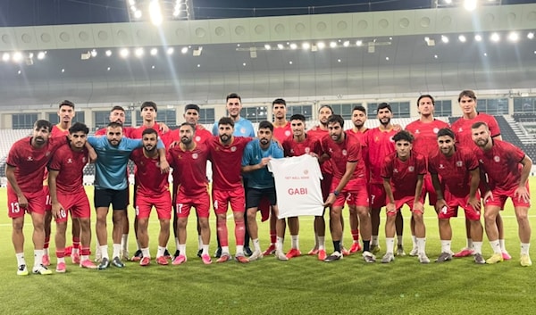 رفع لاعبو المنتخب قميصاً حمل اسم زميلهم غابرييلبيطار دعماً له بعد إصابته بقطع بالرباط الصليبي (الأخبار)