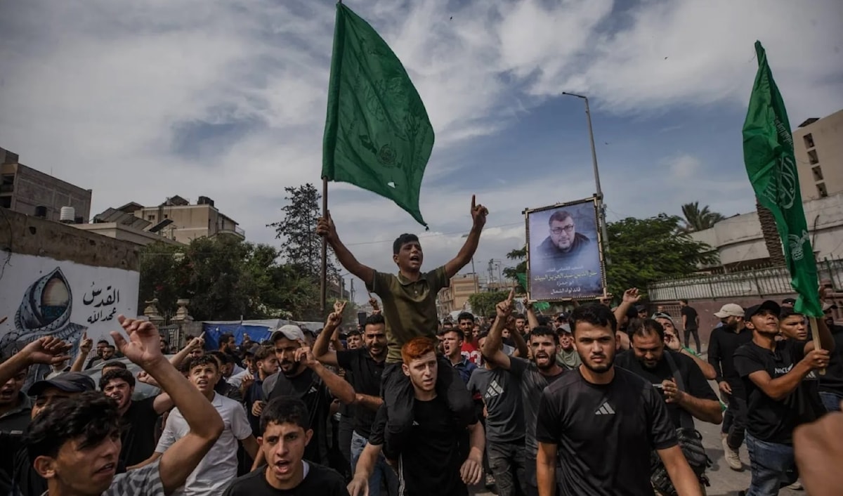 فلسطينيون يشيّعون الشهيد عز الدين البيك في مدينة غزة (من الويب)