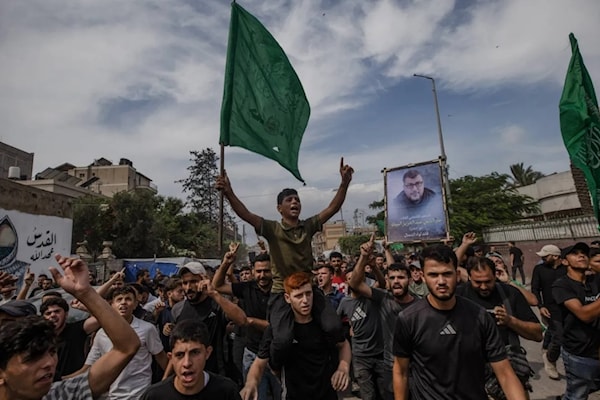 فلسطينيون يشيّعون الشهيد عز الدين البيك في مدينة غزة (من الويب)