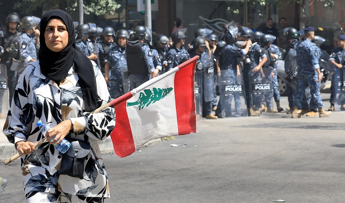 موظفة في القطاع العام تتظاهر أمام السراي الحكومي (هيثم الموسوي)
