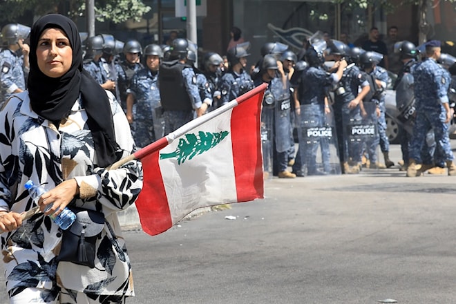 موظفة في القطاع العام تتظاهر أمام السراي الحكومي (هيثم الموسوي)