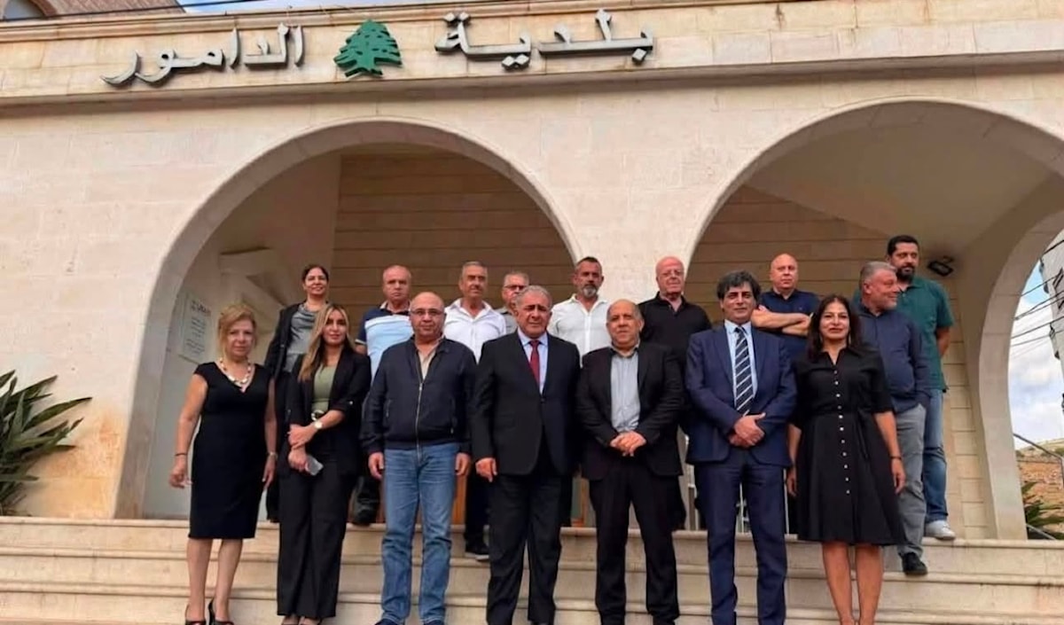 السفير الفلسطيني على درج بلدية الدامور (صفحة البلدية)