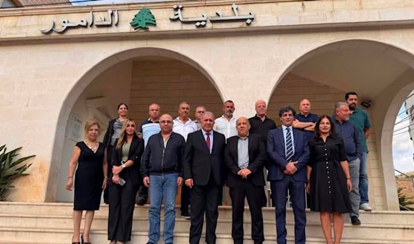 السفير الفلسطيني على درج بلدية الدامور (صفحة البلدية)